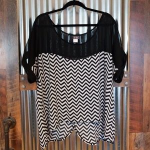 Zig zag sheer top size 2x black and white